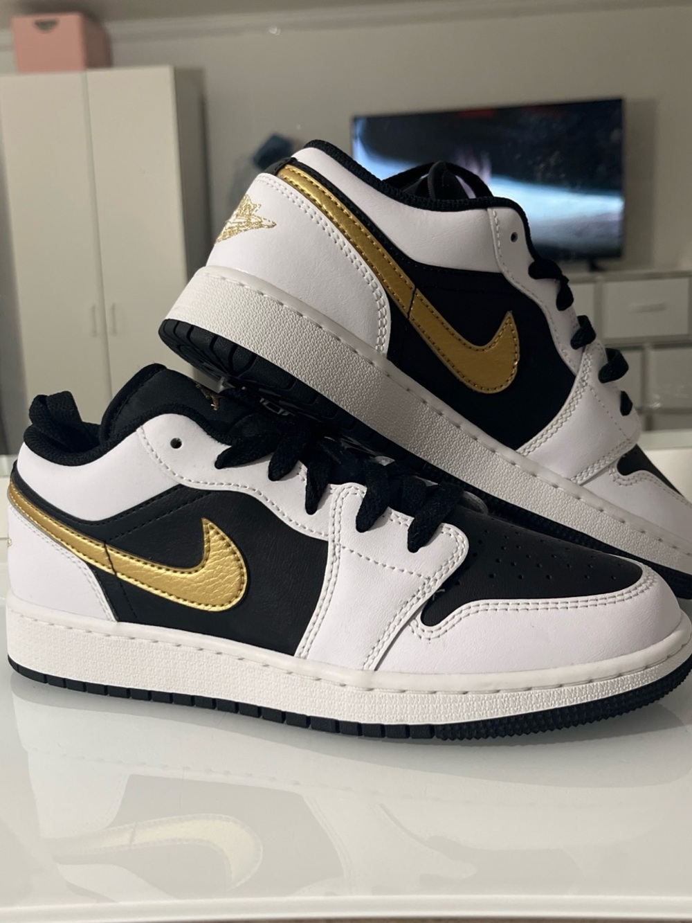 Nike Kids Low-Top Sneakers in White, Black & Gold Swoosh